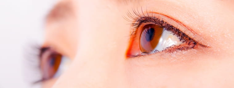 目にクローズアップした画像